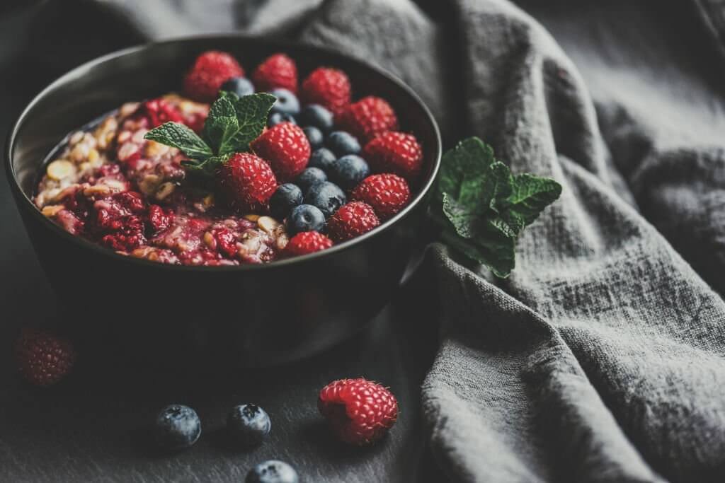 Des baies noires au petit déjeuner