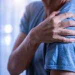 J'ai mal à l'omoplate gauche : symptômes, causes possibles et solutions