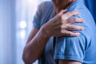J'ai mal à l'omoplate gauche : symptômes, causes possibles et solutions