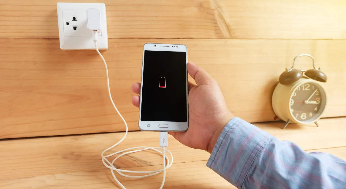 Chargeur de téléphone : ce geste très courant peut provoquer un incendie, les pompiers alertent
