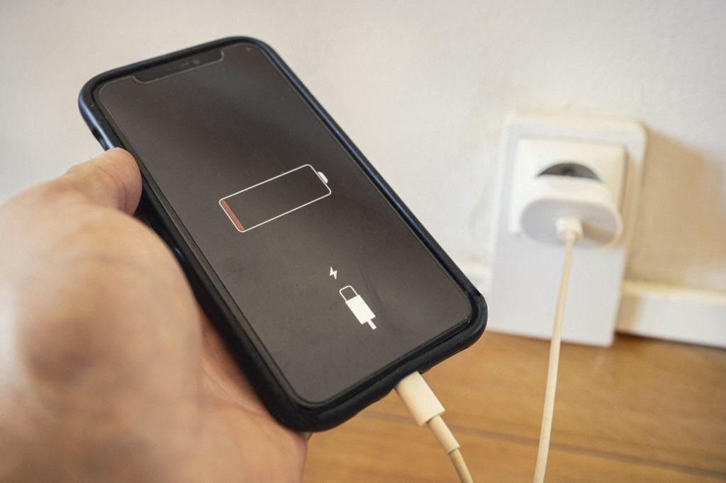 Chargeur de téléphone : ce geste très courant peut provoquer un incendie, les pompiers alertent