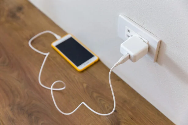 Chargeur de téléphone : ce geste très courant peut provoquer un incendie, les pompiers alertent