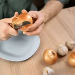 éplucher un oignon