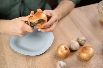 éplucher un oignon