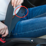 petit bouton sur la ceinture de sécurité