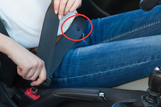 petit bouton sur la ceinture de sécurité