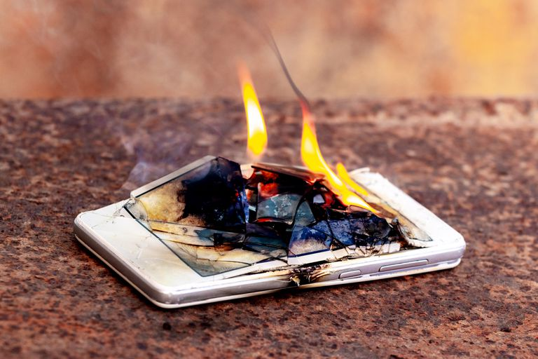Chargeur de téléphone : ce geste très courant peut provoquer un incendie, les pompiers alertent